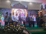 Wakil-Wali-Kota-Depok-Imam-Budi-Hartono-memberikan-piala-bergilir-MTQ-Tingkat-Kota-Depok.jpg