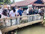 Wali-Kota-Depok-Supian-Suri-meninjau-aliran-sungai-di-wilayah-Tanah-Baru.jpg
