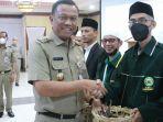 Wali-Kota-Jakarta-Selatan-Munjirin-terima-bongsang.jpg
