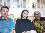 Wenny-Ariani-tengah-bersama-dua-kuasa-hukumnya.jpg