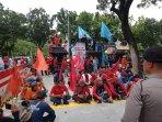 demo-Buruh-di-Balai-Kota-Jakarta.jpg