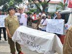 massa-PKS-melakukan-demonstrasi-di-Kantor-KPUD-Kota-Depok-menuntut-pengusutan-Pemilu-2024.jpg