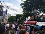 massa-PKS-menyuarakan-aspirasi-melalui-pengeras-suara-di-depan-Kantor-KPUD-Kota-Depok.jpg