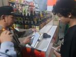 operasi-miras-di-warung-jamu-di-depan-sekolah-dasar-Jalan-Raya-Muchtar-Sawangan.jpg