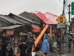 papan-reklame-yang-roboh-berlokasi-di-Pasar-Pal-Tugu-Cimanggis-pada-Selasa-832022.jpg