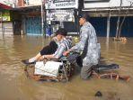 warga-menggunakan-moda-transporatsi-becak-dan-delmansaat-banjir.jpg