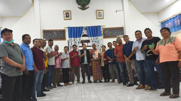 Avelinus Nong, Wakil Kepala Sekolah SDN Hamar di Sikka bersama keluarga pose Bupati Sikka, Juventus Prima Yoris Kago usai Avelinus menyampaikan permohonan kepada Bupati Sikka di Rujab Bupati Sikka, Minggu 18 Januari 2026 sore..