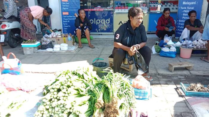 JUAL SAYUR-Marlina Nona Leni (44), dan Maria Emilde Geliting