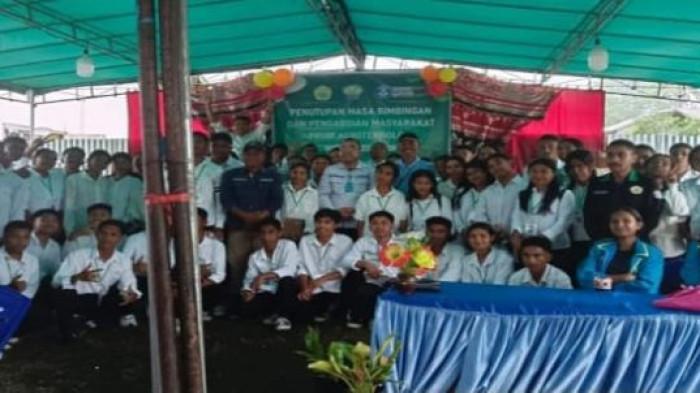 FOTO BERSAMA - Pengantar Penyegaran Rohani Awal oleh Kepala LPMAI STIPER-FB 
didampingi Kepala Desa Inegena dan Kaprodi Agroteknologi serta para Dosen Pendamping.