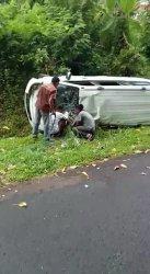 Mobil Dinas Sekwan DPRD Sikka Terbalik di Desa Hikong