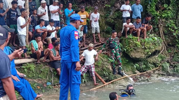 Proses pencarian korban tenggelam di Sungai Tiwu Pai, Kecamatan Reok Barat.Mangarai.