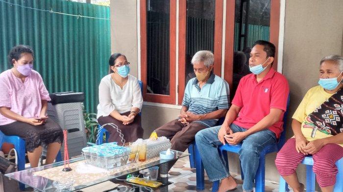 Pendeta Merry Kolimon Menangis saat Bertemu Orangtua Astri Manafe, Korban Pembunuhan RB di Kupang