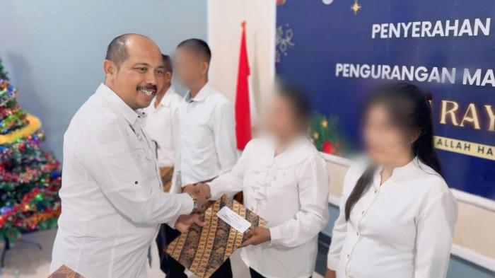Kakanwil Ditjenpas NTT, Ketut Akbar Herry Achjar, saat menyerahkan SK remisi kepada 1.911 Narapidana di kantornya pada Kamis 26 Desember 2025.