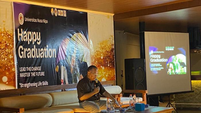 Rektor Universitas Nusa Nipa, Geri Gobang Acara Pelepasan Calon Wisudawan FIS Universitas Nusa Nipa