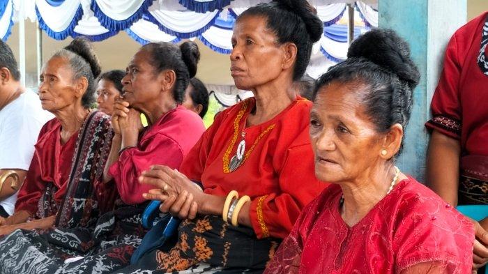 Stolda it uslubida sikilgan yosh qizning pornosi