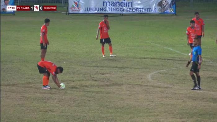 TENDANGAN BEBAS - Kapten PSN Ngada, Heron Ago saat melakukan tendangan bebas di babak kedua penyisihan grup B ETMC XXXIV Ende di Stadion Marilonga Ende, Jumat (14/11/2025) malam. Heron Ago menjadi pembeda dalam duel sengit melawan Perseftim Flores Timur. PNS menang tipis 2-1 saat itu. 