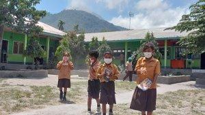 AKTIVITAS-SEKOLAH-Siswa-SD-Wolorona-sulit-belajar-lantaran-atap-sekolah-bocor.jpg