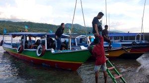 AL-Awak-kapal-sedang-menurunkan-penumpang.jpg