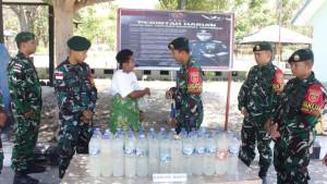 AMANKAN-Satgas-Pamtas-saat-mengamankan-WNA-penyelundup-BBM.jpg