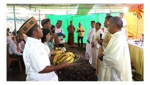 ANTAR-PERSEMBAHAN-Umat-saat-menghantar-bahan-persembahan-di-Nonggu.jpg