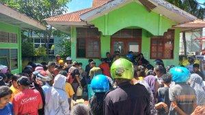 ANTRIAN-MINYAK-TANAH-DI-MAUMERE.jpg