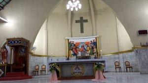 Altar-Gereja-Katolik-di-Katedral-Santo-Yoseph-Maumere-Bacaan-Injil-Katolik-Hari-ini.jpg