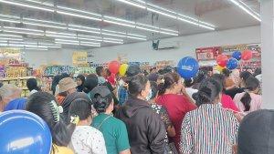 Antrian-warga-saat-berbelanja-di-Toko-Alfamart.jpg