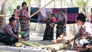 BAKAR-LEKUN-Anggota-Sanggar-Dalamawarani-saat-membakar-Lekun-di-RT-006.jpg