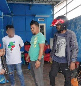 BEKUK-Salah-satu-pelaku-saat-diamankan-anggota-reskrim-Poksek-Maulafa.jpg
