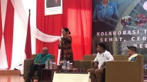 BERI-MATERI-Direktris-LBH-APIK-NTT-Ansy-D-Rihi-Dara.jpg