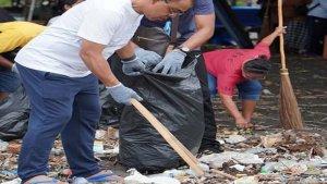 BERSIHKAN-SAMPAH-Bupati-Ende-YOSEF-BENEDIKTUS-BADEODA-saat-membersihkan-sampah.jpg