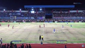BERTANDING-Pemain-Persebata-Lembata-dan-Bintang-Timur-Atambua.jpg