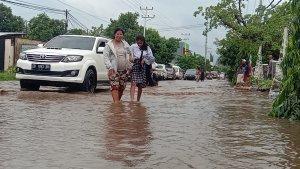 Banjir-yang-menggenangi-badan-jalan-di-ruas-jalan-Trans-Flores.jpg