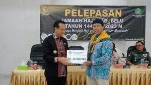 Bupati-Belu-dr-Agus-Taolin-secara-simbolis-menyerahkan-uang-transportasi-bagi-calon-jemaah-haji.jpg
