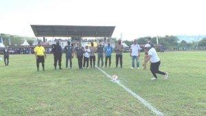 Bupati-Manggarai-Barat-Edi-Endi-saat-menendang-bola-pertama.jpg