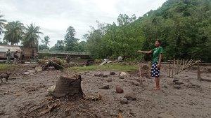 CERITA-Maria-Fatmawati-Korban-rumah-hanyut-terbawa-banjir-di-Dusun-Habihodot.jpg