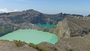 DANAU-KELIMUTU-Pesona-Danau-Tiga-Warna-di-Puncak-Gunung-Kelimutu.jpg