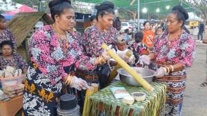 DEMO-MASAK-Sanggar-Dala-Mawarani-mendemonstrasikan-proses-pembuatan-Lekun.jpg