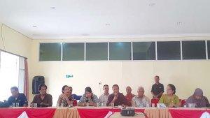 Dr-Ahmad-Atang-saat-memberikan-kritik-dan-masukan.jpg