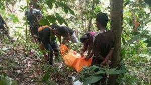 EVAKUASI-Personel-Polres-Sikka-sedang-mengevakuasi-korban.jpg