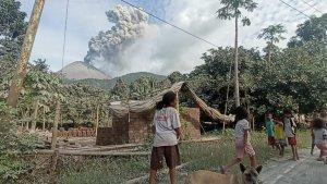 Erupsi-Gunung-Lewotobi-Laki-laki-bawa-abu-dan-pasir.jpg
