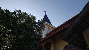 GEREJA-KATEDRAL-MAUMERE-Salib-Gereja-Katedral-Maumere-di-Sikka-NTT.jpg