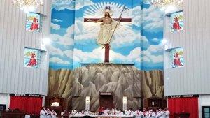 GEREJA-KATOLIK-Umat-saat-misa-di-Gereja-Katedral-Tiga-Raja-Timika-Papua-INA.jpg