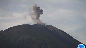 GUNUNG-API-LEWOTOLOK-Petugas-Posmat-Gunung-Ili-Lewotolok-Lembata-Yeremias.jpg