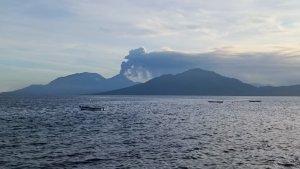 GUNUNG-LEWOTOBI-Gunung-Lewotobi-sedang-erupsi-Selasa-22-April-2025-sore.jpg