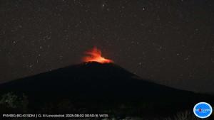 GUNUNG-LEWOTOLOK-MELETUS-Petugas-Pos-Pengamatan-Gunung-Api-Lewotolok.jpg