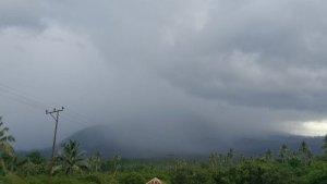 Gunung-Lewotobi-Laki-laki-di-Flores-Timur-NTT-Kamis-26-Desember-2024.jpg