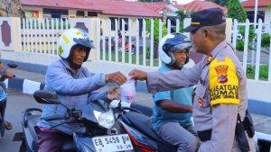 Humas-Polres-Sikka-Bagi-Takjil.jpg