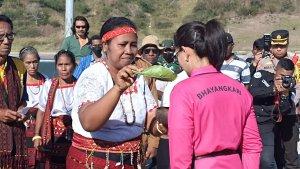 Ibu-Kapolri-di-Palue-disambut.jpg