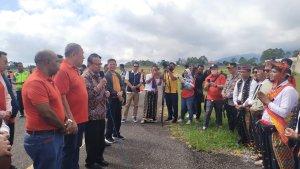 Ignatius-Kardinal-Suharyo-Hardjoatmodjo-saat-tiba-di-Bandara-Udara-Frans-Lega-Ruteng.jpg